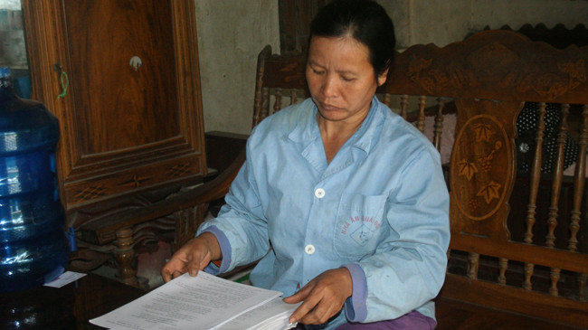  Bà Nguyễn Thị Mai, vợ tử tù Hàn Đức Long, bên tập hồ sơ kêu oan cho chồng