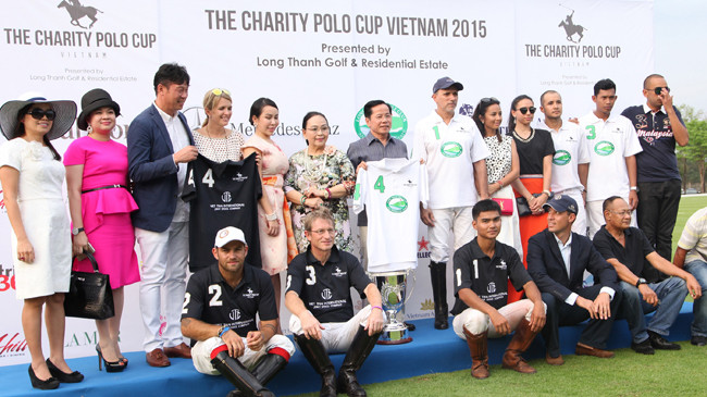 Trao phần thưởng cho 2 đội Polo.