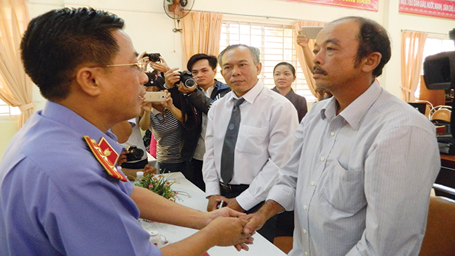 Đại diện Viện KSND TPHCM xin lỗi công khai ông Trương Bá Nhàn (phải) sáng 11/8