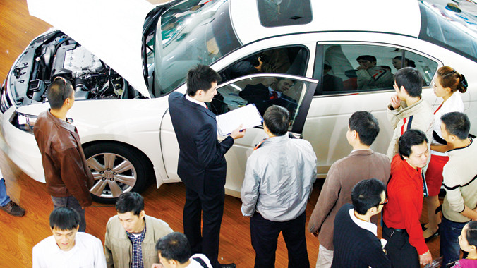 Người tiêu dùng đang chờ Bộ Tài chính quyết định vì dân hay vì doanh nghiệp. Ảnh: Hồng Vĩnh