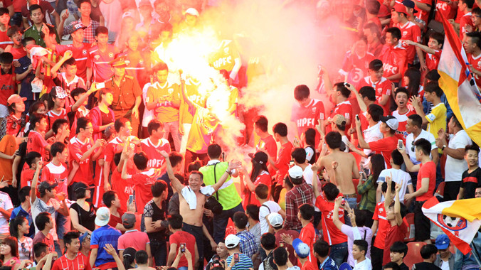 Pháo sáng lại xuất hiện trên sân Lạch Tray khi chủ nhà Hải Phòng vượt qua QNK Quảng Nam chiều qua. Ảnh: VSI