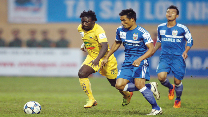 Thanh Hoá (trái) tiếp đón B.Bình Dương (phải) trong trận đấu tranh ngôi đầu bảng V-League chiều nay. Ảnh: VSI