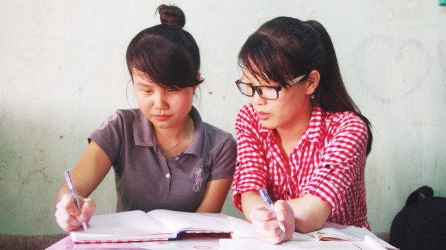 Ngọc Anh (trái) và Thùy Linh cùng ôn bài