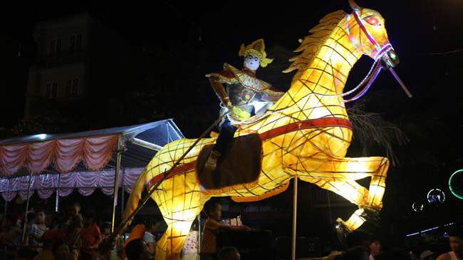 Cuộc tổng duyệt hoành tráng trên đường phố Tuyên Quang tối 11/8 âm lịch. Ảnh: Như Ý