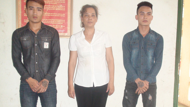 Bà Lan (ở giữa) và đồng phạm. Ảnh do Công an cung cấp