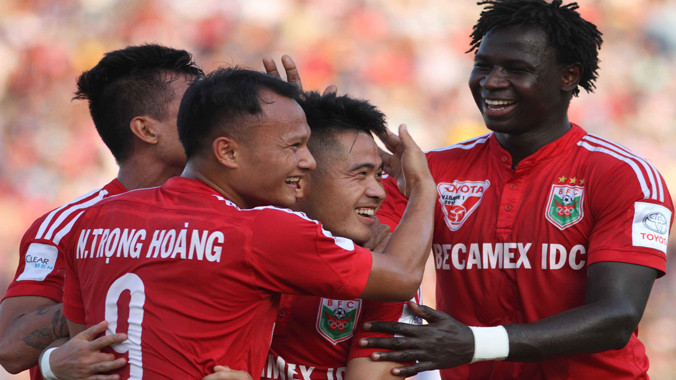 Nếu B.Bình Dương không được hưởng niềm vui chiến thắng như thế này trong trận đấu chiều nay, chiếc ghế của HLV Mai Đức Chung sẽ lung lay dữ dội. Ảnh: VSI