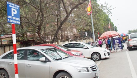 Quận Tây Hồ phát hiện, điểm trông xe của Cty TNHH Dịch vụ và Vận tải Huy Khánh tại Phủ Tây Hồ vi phạm nhiều quy định, thu giá cao.