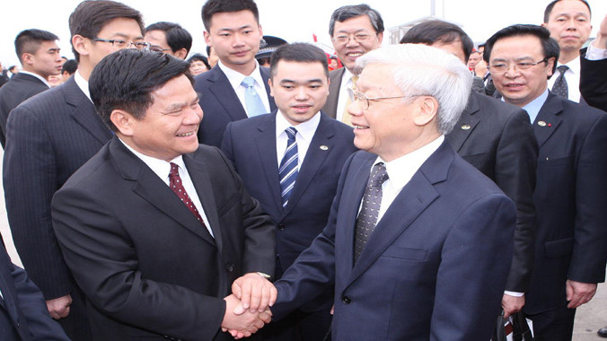 Bí thư Tỉnh ủy Vân Nam Lý Kỷ Hằng tiễn Tổng Bí thư Nguyễn Phú Trọng tại sân bay quốc tế Trường Thủy, thành phố Côn Minh chiều 10/4. Ảnh: TTXVN