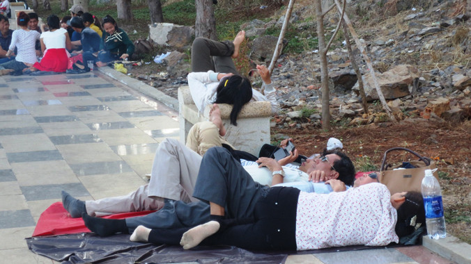 Du khách nằm ngủ trên vỉa hè ở Vũng Tàu