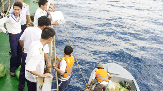 Chuyển quà Tết cho nhà giàn DK1/10. Ảnh: TC