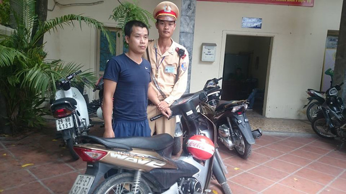 Trung úy Sơn và anh Tuấn cùng chiếc xe tang vật