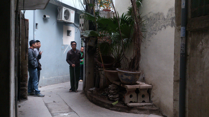 Lối đi vào trạm bơm nước khu 139 Nguyễn Thái Học - nơi bà Lương cho rằng có hành vi lấn chiếm, xây dựng. Ảnh: Tuấn Nguyễn