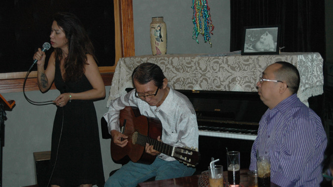 Nhạc sĩ Đài Phương Trang (giữa) giới thiệu với khán giả những ca khúc nhạc sến. Ảnh: T.N.A