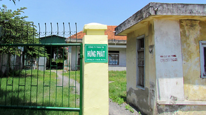 Cổng khu đất 7.380m2 gắn biển Cty TNHH Thương mại Hưng Phát