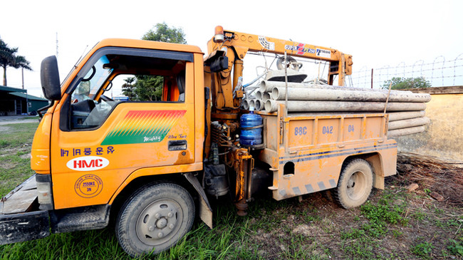 Chiếc xe cứu hộ biến tướng thành xe chở vật liệu xây dựng gây tai nạn 5 người chết tại Phúc Thọ. Ảnh: Trọng Đảng