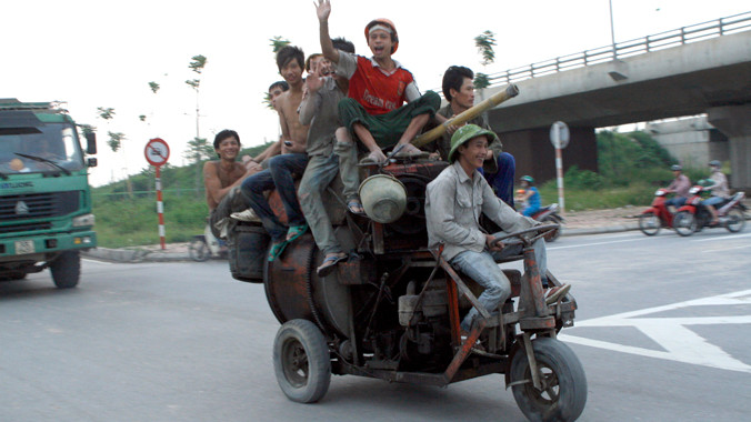 Một chiếc xe trộn bê tông tự chế chạy trên đường gom thuộc Đại lộ Thăng Long. Ảnh: Minh Đức