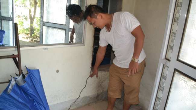 Nhà dân tại phường Hà Huy Tập (TP Vinh) bị nứt nẻ, hư hỏng