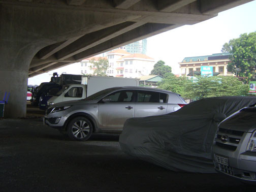 Không cấp phép trông, giữ xe dưới gầm cầu vượt vành đai 3