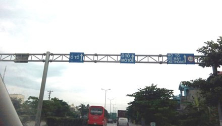 Biển chỉ dẫn được treo trên Quốc lộ 5. Ảnh: Minh Đức
