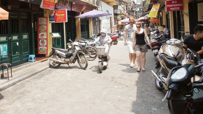 Cho rằng việc lát đá chưa khả thi, Quận ủy Hoàn Kiếm đã chỉ đạo dừng. Ảnh: Trọng Đảng