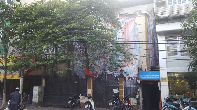 Hiện trường ngôi nhà bị sập được phủ bạt. Ảnh: Thanh Hà