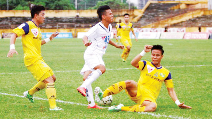 Pha vào bóng rất nguy hiểm của Quế Ngọc Hải với Anh Khoa ở trận SLNA gặp SHB Đà Nẵng. Ảnh: VSI