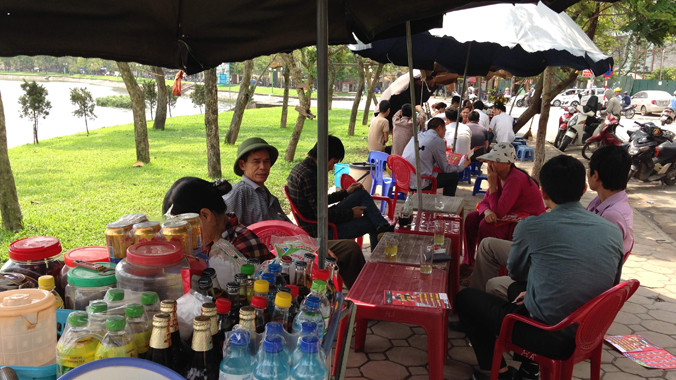 Hàng quán ăn uống tràn ngập quanh hồ Ba Mẫu. Ảnh: Tuấn Minh