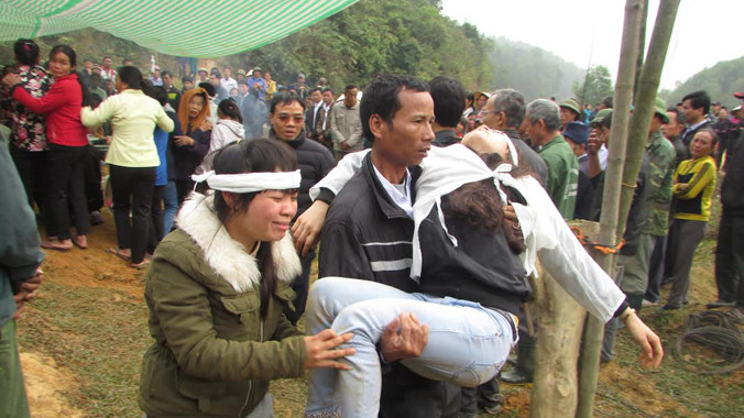 Hàng trăm người thân của các nạn nhân vụ tai nạn chờ đón thi thể ở Anh Sơn. Ảnh: Cảnh Huệ