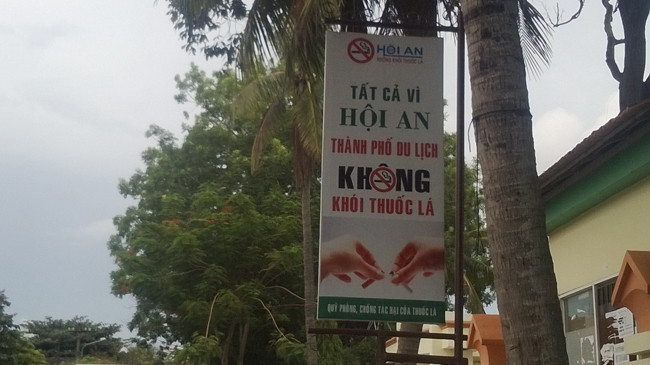 Biển hiệu Hội An - Thành phố du lịch không khói thuốc lá được treo khắp nơi trong địa bàn Thành phố