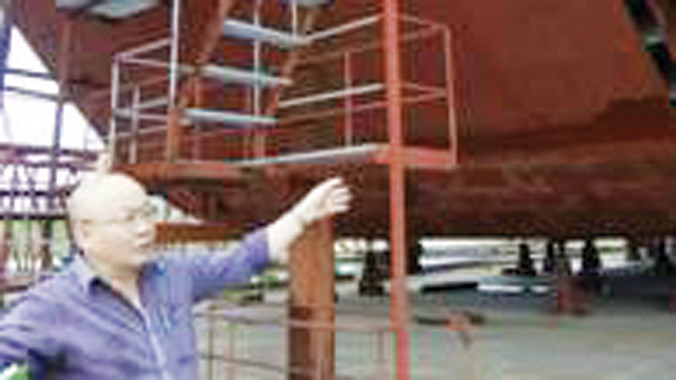 Ông Nguyễn Tăng Cường bên cảng nước sâu đa năng sắp được hạ thủy. Ảnh: Sơn Bình