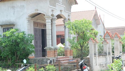 Gia đình nạn nhân đưa thi thể nữ sinh T. về lo hậu sự.