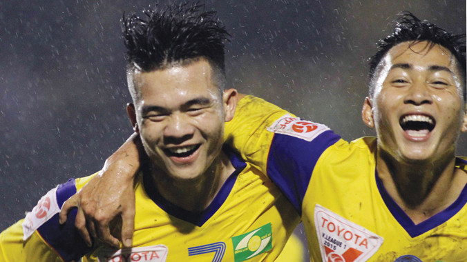 Các cầu thủ trẻ SLNA đã được hưởng niềm vui chiến thắng trên sân nhà. Ảnh: VSI 