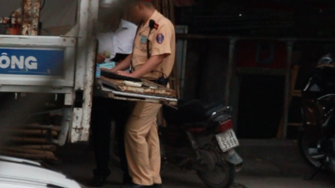 Hình ảnh phiên trực 10/5 nhóm CSGT tại khu vực đê Nguyễn Khoái (Hà Nội)