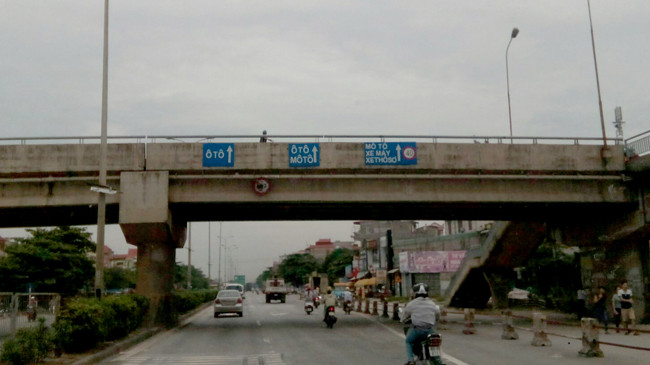 Biển báo không đúng quy chuẩn trên quốc lộ 5. Ảnh: Minh Đức