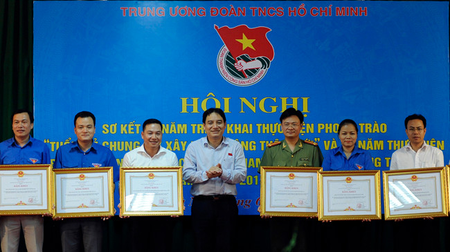 Bí thư Thứ nhất T.Ư Đoàn Nguyễn Đắc Vinh trao bằng khen của Thủ tướng Chính phủ cho các tập thể, cá nhân xuát sắc.