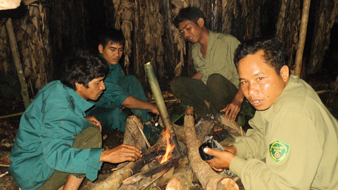 Người dân cùng kiểm lâm ăn, ngủ trong rừng