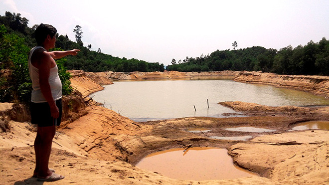 Những hố khai thác cát bị bỏ quên. Ảnh: Ngọc Văn