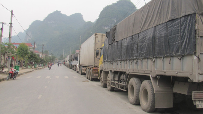 Xe chở hoa quả nằm chờ đến khu vực cửa khẩu Tân Thanh. Ảnh: Duy Chiến