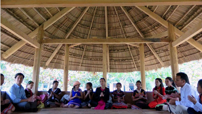 Học sinh Trường Dân tộc bán trú tiểu học liên xã La Dêê - Đắc Tôi sinh hoạt trong nhà Gươl của trường