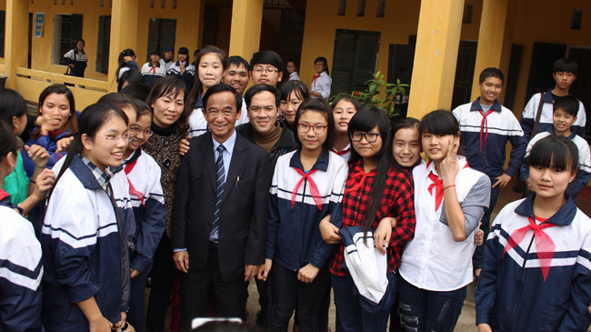 GS Nguyễn Lân Dũng (giữa) chụp ảnh với thầy trò một trường THCS ở Bắc Giang
