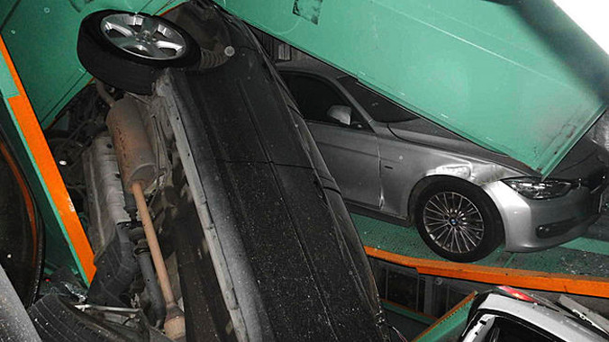 Nhiều ô tô ở Đài Loan bị lật trong vụ động đất sáng 20/4. Ảnh: AP