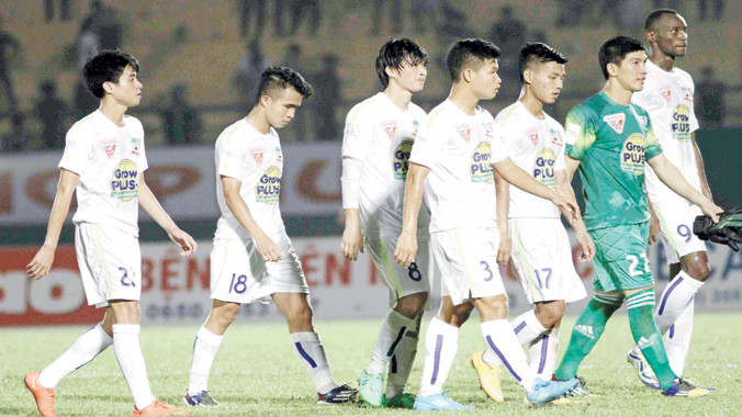 Các cầu thủ trẻ HA.GL sẽ dắt nhau về đâu sau khi đã tỏ ra quá non nớt ở lượt đi V.League 2015. Ảnh: VSI