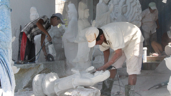 Nhiều hộ dân làng đá mỹ nghệ Non Nước vẫn chưa di dời vì diện tích đất được cấp không đủ để sản xuất, kinh doanh. Ảnh: Đào Phan