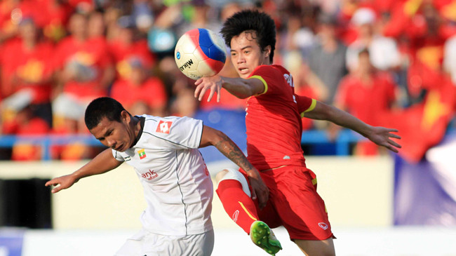 Sẽ là một trận đấu căng thẳng và quyết liệt giữa U23 Việt Nam (phải) và U23 Myanmar. Ảnh: VSI