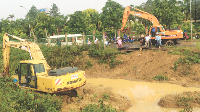 Sự cố vỡ đường ống dẫn nước sạch từ nhà máy nước Sông Đà về Hà Nội, tại Km 26+760 chiều 21/7. Ảnh: Nguyễn Tú