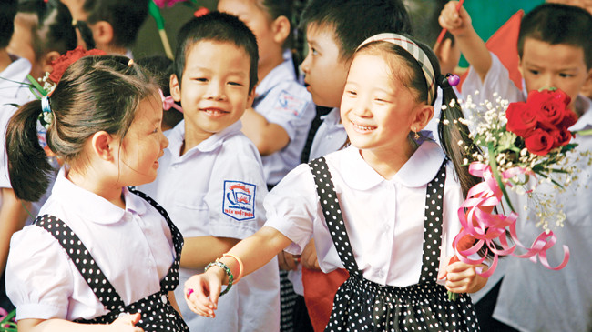 Học sinh náo nức ngày khai trường, phụ huynh lo lắng với các khoản phải nộp. Ảnh: Hồng Vĩnh