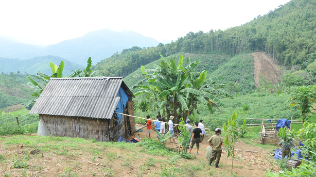 Lực lượng chức năng tiếp tục khám nghiệm lán trại của nạn nhân Long và khu vực xung quanh. Ảnh: Tuấn Nguyễn