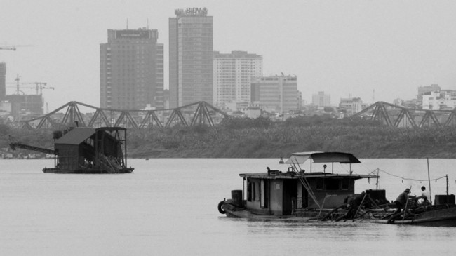 Tàu hút cát hoạt động gần khu vực cầu Long Biên ngày 9/3. Ảnh: Minh Đức