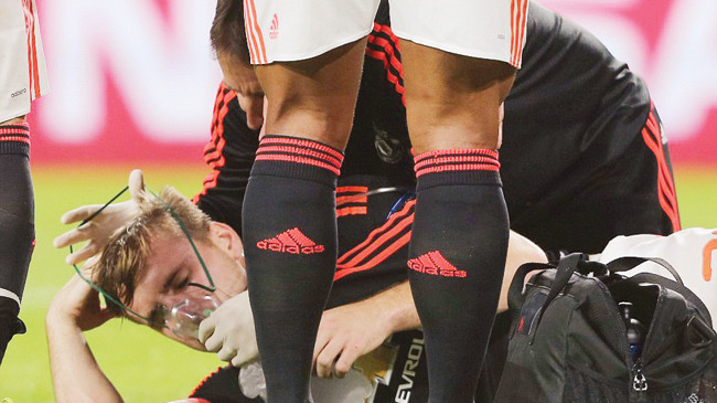 Luke Shaw được các bác sỹ cho thở oxy sau tình huống bị phạm lỗi gãy chân trận MU thua PSV Eindhoven rạng sáng qua. Ảnh: MU