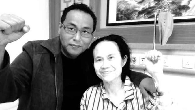 Ông Dinisha động viên bệnh nhân xơ gan